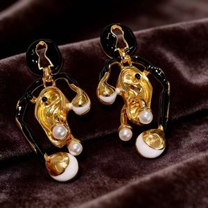 Pendientes con clip de perlas con forma de cara para mujer, redondos, blancos, de grado AA, de aleación de zinc, joyería para fiesta - Product Image 4