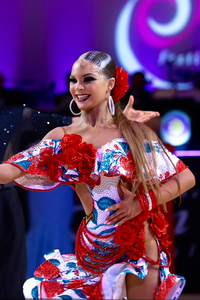 Vestido de Baile Latino Vennystyle, Personalizado con Pedrería Floral, Rojo, de una Pieza, Spandex/Algodón, Hecho a Medida para Competencia y Actuación de Salón - Product Image 2