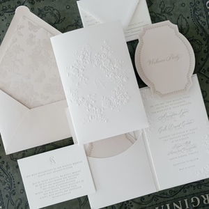 Invitación de Boda Blanca Personalizada con Impresión Digital en Vainilla, Diseño Floral en Relieve 3D, Papel Offset, Logotipo Personalizado - Product Image 1