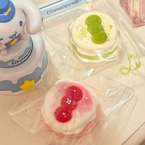 ของเล่นบีบคลายเครียดสไตล์เน็ตไอดอล เนื้อนุ่มเหมือนโคลน รูปทรงนมถั่วเหลือง ซูเฟล่ ของเล่นเสริมสร้างจินตนาการ บรรเทาความเครียด - Product Image 1