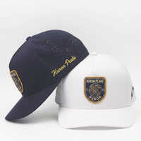 Casquette de course blanche personnalisée imperméable en polyester découpée au laser, avec logo brodé et patch en caoutchouc, commande en gros