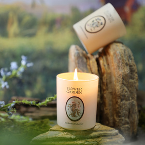 Bougie parfumée en verre blanc mat, cire de soja naturelle, faible émission de fumée, étiquette florale botanique vintage - Product Image 1