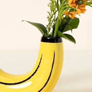 Vase en forme de banane de style minimaliste, artisanat en résine créatif pour la décoration de la maison, arrangement floral pour le salon et la salle à manger - Product Image 3