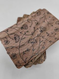 Carte de membre en bois écologique gravée au laser en cerisier avec pompon - Product Image 3