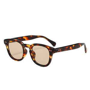 Lunettes de soleil carrées en acétate PC, protection UV400, classe 2, unisexes, design à rivets points - Product Image 1