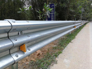 La immersione calda ha galvanizzato la doppia onda il Guardrail d'acciaio del fascio dell'autostrada rurale Anti collisione della barriera di protezione del traffico barriere per la strada - Product Image 2