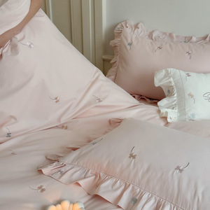 Sensation incroyablement douce pour toute l'année confort rose fleur broderie drap <span class=keywords><strong>de</strong></span> <span class=keywords><strong>lit</strong></span> 4 pièces ensemble <span class=keywords><strong>de</strong></span> literie avec garniture <span class=keywords><strong>de</strong></span> <span class=keywords><strong>tresse</strong></span> à volants - Product Image 1