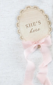 Letrero de madera 'Ella está aquí' para anuncio de nacimiento con cinta, letrero sorpresa para revelar el género del bebé para el hospital - Product Image 2