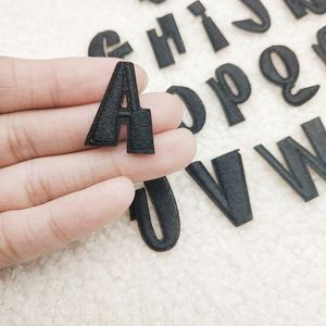 Patch brodé thermocollant/de type autocollant de 2,5 cm, motif mini lettre, blanc, rose vif, noir, violet - Product Image 3