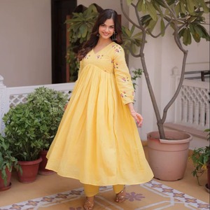 Conjunto de Kurti Anarkali de algodón cómodo de la mejor calidad con cuello en V, bordado, mangas largas y pantalón con cintura ajustable. - Product Image 5