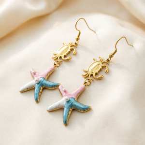 Boucles d'oreilles en émail sur le thème de l'océan, en acier inoxydable, avec étoiles de mer et coquillages, pour femmes, style de vacances luxueux et sophistiqué - Product Image 1