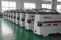 Machine de chantournage automatique industrielle pour usine de meubles avec pré-fraisage, coupe finale et finition de précision pour panneaux MDF