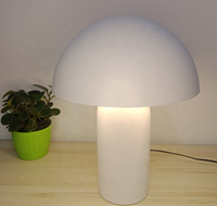 Lampe de bureau blanche minimaliste moderne, design champignon de luxe, éclairage de table de chevet pour la lecture, pour les projets d'hôtellerie