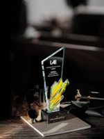 Trophée en marbre éco-responsable, trophée triangulaire en cristal de couleur irrégulière, gravure laser personnalisée, cadeau créatif moderne