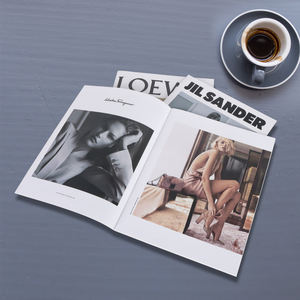 Venta al por mayor de dibujos animados personalizados papel holograma logotipo libro de tapa dura Embalaje revista especificación - Product Image 4