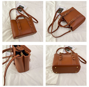 Bolsa Transversal Retro Preta com Alça Estruturada para Mulheres, Bolsa Minimalista em Couro Sintético com Zíper e Ferragens Douradas, Casual - Product Image 6