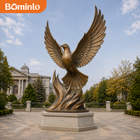 Sculpture d'aigle en bronze personnalisée avec base flamboyante pour les entrées de parcs, les espaces publics et les projets de paysagisme architectural