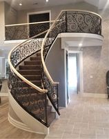 Escalier en colimaçon moderne d'intérieur de style australien pour villa, durable, écologique, en acier noir avec garde-corps en verre, moulé