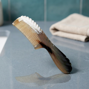 Peine de Cuerno Natural Hecho a Mano, Ecológico y Moderno, Herramienta Duradera para Peinar el Cabello, Regalo Único para Navidad o Bodas - Product Image 1