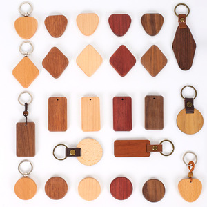 Porte-clés personnalisable en bois écologique avec motif licorne et cheval à bascule, mignon et sécurisé pour la livraison - Product Image 5