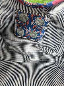 Sac fourre-tout en coton matelassé fait main par un artisan indien, imprimé au bloc, pour le voyage, le shopping, ou à porter à l'épaule - Product Image 6