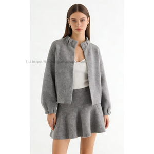 Ensemble 2 pièces en tricot gris pour femme - Manches bouffantes oversize et mini-jupe évasée - Tenue tendance - Product Image 5