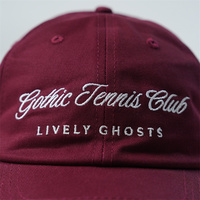 Op maat gemaakte geborduurde logo bordeaux pet met 6 panelen, bordeauxrode baseballcap, vintage wijnrode katoenen sportpet, gotische tennisclubpet