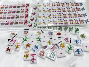 Jeu de Mahjong Américain en Plastique de Luxe, Motif Arc-en-ciel Pop Art Coloré avec Étoiles et Avions, pour Soirées de Jeu en Intérieur - Product Image 3