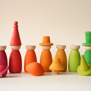 Giocattolo Educativo Montessori in Legno: Bambole Arcobaleno con Cappelli Intercambiabili, Gioco di Ruolo per Bambini, Abbinamento Colori e Impilamento per Bambini e Bambine - Product Image 5