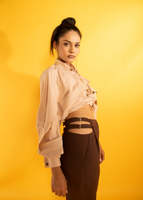 Ensemble coordonné beige moka pour femme, tenue élégante en deux pièces avec un design élégant, look tendance, coupe confortable pour les fêtes