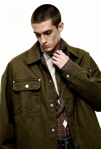 Nouvelle veste cargo en sergé pour homme Printemps 2026, style streetwear rétro américain, multi-poches, col rabattu uni, en coton - Product Image 3