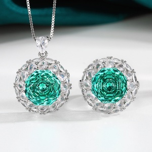 Conjunto de Collar, Pendientes y Anillo de Cobre Ecológico con Zirconia Rosa de 12 mm, Diseño Floral Elegante y Moderno para Bodas y Fiestas - Product Image 3