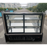 Vitrine Réfrigérée Transparente Incurvée 1500L pour Gâteaux, Pâtisseries et Boulangerie – Congélateur Vertical de Présentation