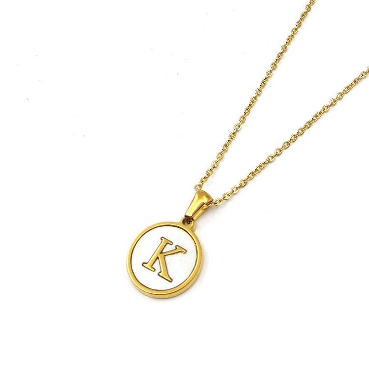 Cadena con dije de oro en forma de K.