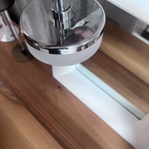 Miroir de salle de bain mural avec base en chrome poli et abat-jour en verre trempé givré pour une éclairage douce et uniforme - Product Image 2