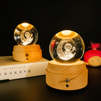 Veilleuse boule de cristal en verre sculpté 3D avec base en bois Led blanc chaud décor maison