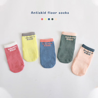 Chaussettes en coton décontractées d'automne antidérapantes pour l'intérieur Chaussettes de sol douces pour tout-petits Chaussettes antidérapantes pour bébés Garçons Filles Vente à chaud