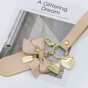Llavero de coche con forma de corazón, bonito y original, venta al por mayor en línea de fábrica con MOQ bajo, ideal como colgante para coche, regalo de cumpleaños para mujer y marcapáginas. - Product Image 2