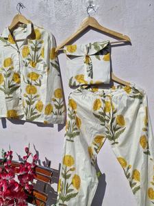 Conjunto de Pijama de Algodón con Estampado Floral para Mujer |   Traje de Dormir Indio a Rayas Hecho a Mano |   Ropa de Casa de Muselina Suave - Product Image 5