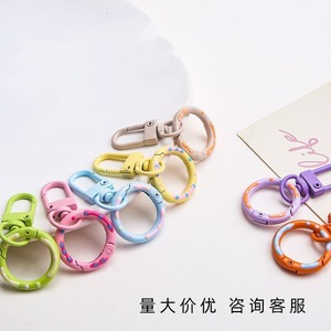 Llavero de metal con hebilla de resorte, diseño de donut rojo brillante y colorido, accesorio de joyería DIY, colgante para llavero, elegante para el día a día - Product Image 4