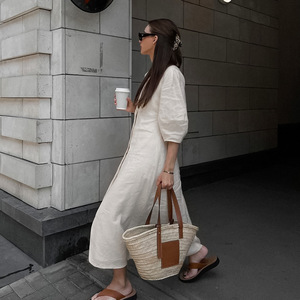 Robe d'été beige décontractée et ample en coton et lin, style européen et américain, avec col en V et empiècements boutonnés pour femme - Product Image 2