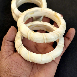Brazalete de Hueso Tallado, Forma Circular, Joyería Artesanal Natural, Hecho a Mano, Pulido, Tono Blanco Marfil - Product Image 1