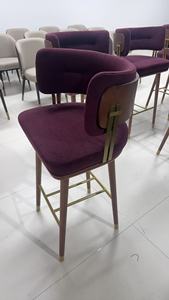 Taburete de Bar de Terciopelo de Lujo con Reposapiés Dorado, Silla Moderna Tapizada a la Altura del Mostrador para Restaurante y Hotel - Product Image 3