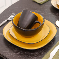 Service de table carré en grès de 16 pièces, intérieur jaune, extérieur noir mat, assiettes, bols et tasses artisanaux, résistant aux rayures