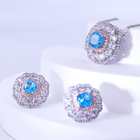 Boucles d'oreilles clous tendance en argent sterling 925 plaqué or blanc 18 carats, serties de diamants roses et bleus taille radiant, idéales pour les fiançailles et les vacances