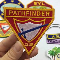Badges de haute qualité en gros avec bordure en merrow pour broderie, badge pour vêtements, badge de conception personnalisée