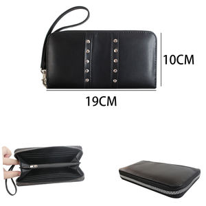 <span class=keywords><strong>Borsa</strong></span> da donna in pelle sintetica <span class=keywords><strong>nera</strong></span> <span class=keywords><strong>con</strong></span> Design borchiato in argento e cinturino da polso Design Logo personalizzato accettato, <span class=keywords><strong>con</strong></span> supporto Low MOQs - Product Image 4