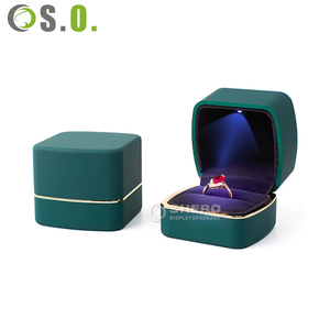 Boîte à bijoux magnétique de luxe avec LED, boîte cadeau pour bijoux peinte sur mesure pour femmes - Product Image 1