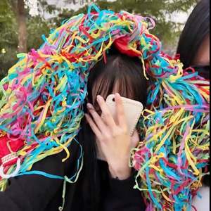 Cañón de confeti creativo con tubo pulverizador para lanzar en la mano, ideal para fiestas de cumpleaños y bodas, suministros para fiestas con efecto de seda y araña. - Product Image 5