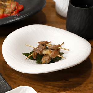 Assiette en céramique noire en gros, design unique en forme de nuage, vaisselle pour hôtel, restauration, restaurant - Product Image 3